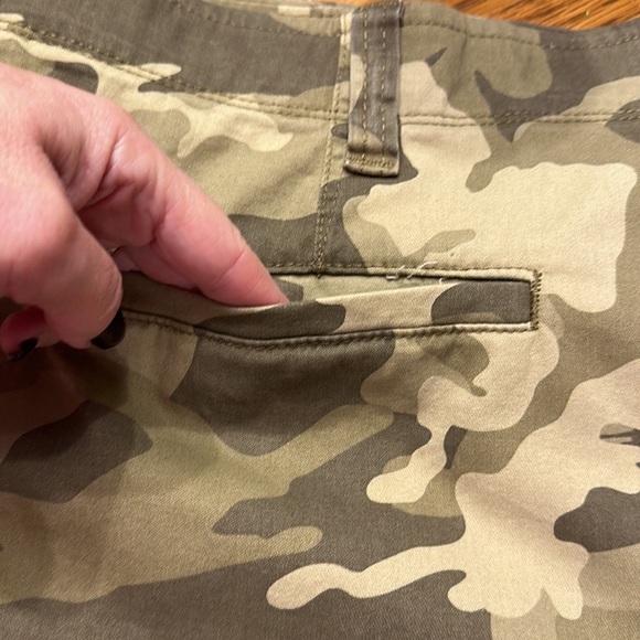 Wrangler Relaxed Fit Flex Camo Cargo Shorts Hidden Tech Pocket 10 in. Inseam - Picture 8 of 11